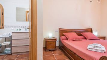 3 slaapkamers, een strijkplank/strijkijzer, gratis wifi, beddengoed