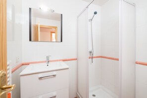 Bathtub, free toiletries, hair dryer, towels - Family-Friendly Villa "Ses Llegitimes" with Pool (Marratxi)