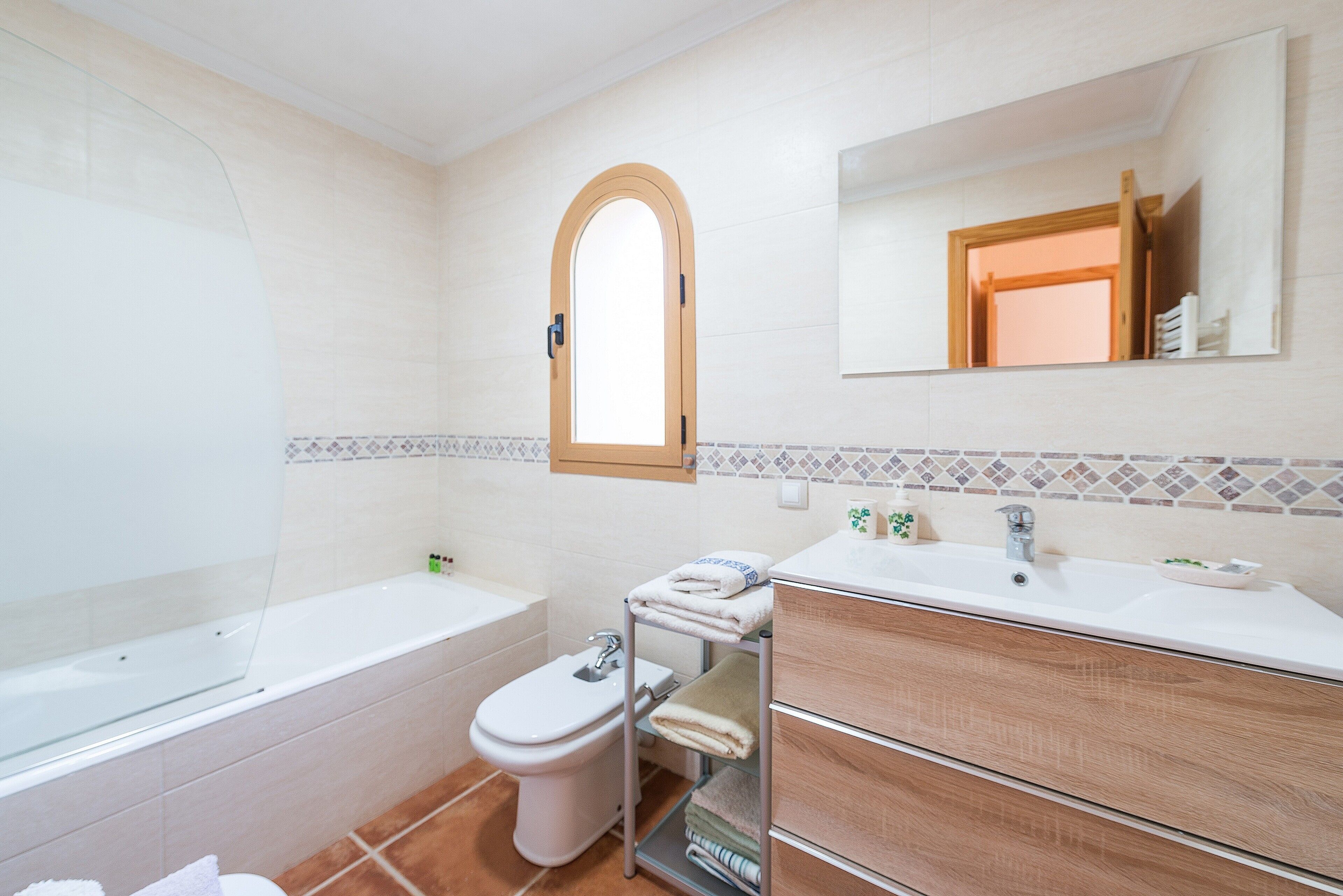 Bañera, artículos de tocador gratuitos, secador de pelo, toallas