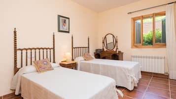 3 bedrooms, iron/ironing board, free WiFi, bed sheets