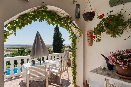 Charming Holiday Home "Bambú" with Outdoor Pool