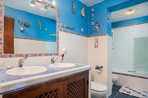 Kylpyamme, ilmaiset hygieniatuotteet, hiustenkuivaaja, pyyhkeet