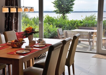 Beach house, 200 sqm. Wf., Directly at the Plauer See, MĂŒritz, 30m to the beach, Sky