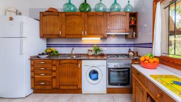 Een koelkast, een magnetron, een oven, een kookplaat