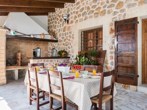 Outdoor dining - Villa with mountain view and pool - Es Puchet (Alcudia)
