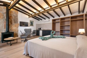 4 bedrooms, iron/ironing board, free WiFi, bed sheets