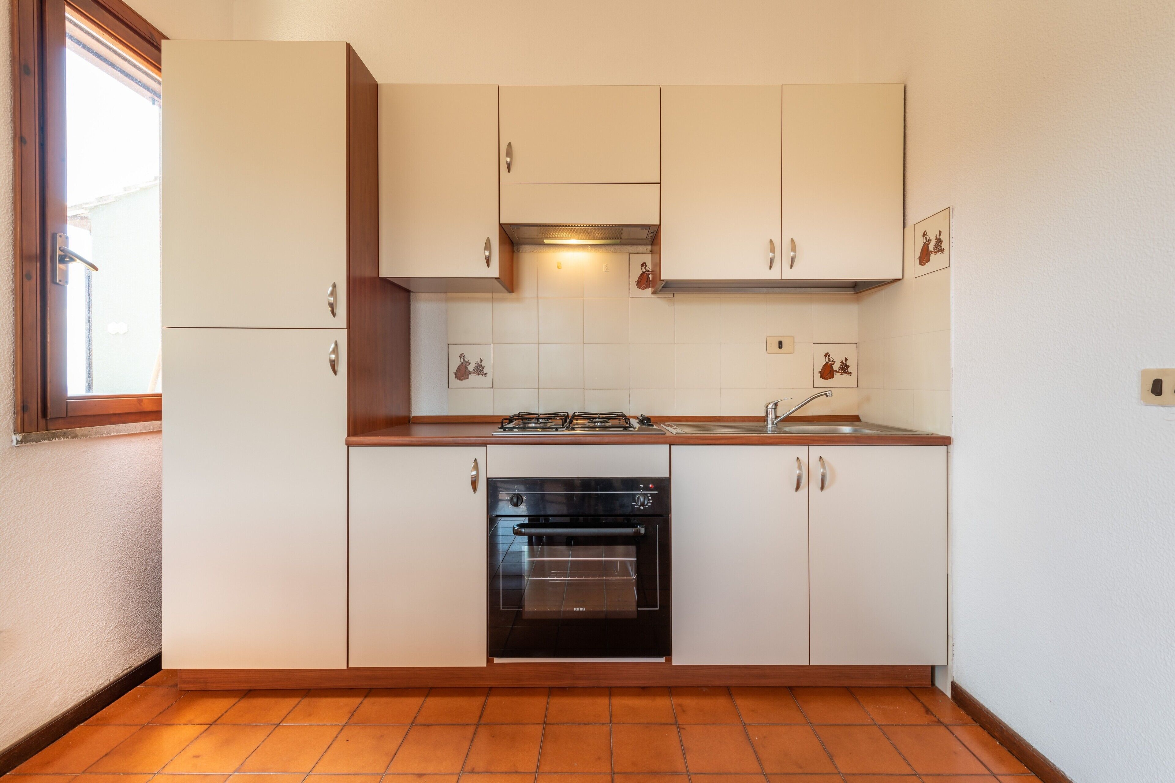 Fridge, oven, stovetop, cookware/dishes/utensils