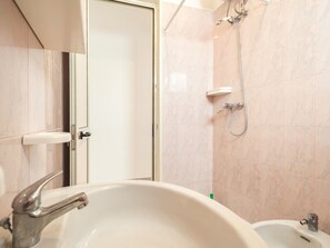 Shower, free toiletries, hair dryer, towels