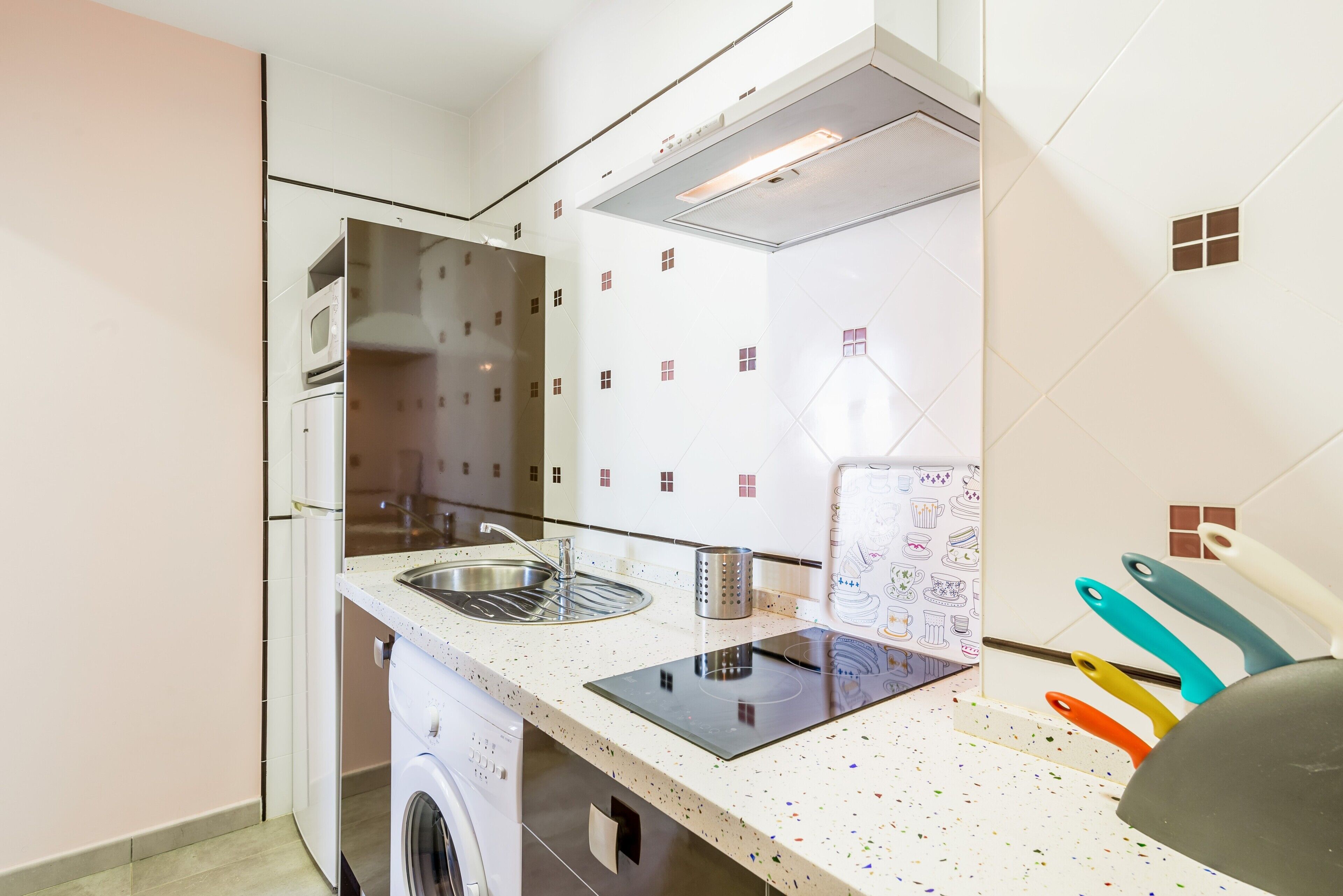 Frigorifero, microonde, piano cottura, macchina per tè/caffè