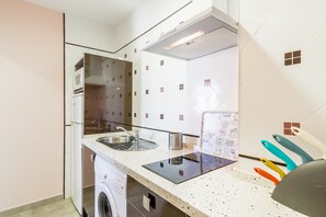 Refrigerador, microondas, parrilla de estufa y cafetera y tetera 