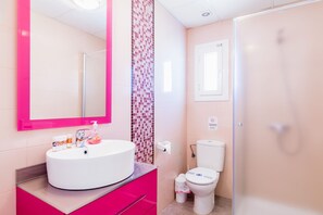 Shower, hair dryer, towels - Modern, with roof terrace and very close to the beach - Apartamento Caballito de Mar (Conil de la Frontera)