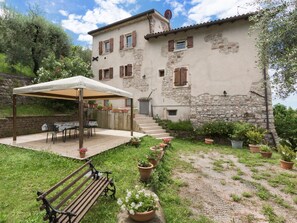 Outdoor dining - Bright and Modern Holiday Apartment "Casa Silvia" (Albisano)