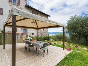 Outdoor dining - Bright and Modern Holiday Apartment "Casa Silvia" (Albisano)