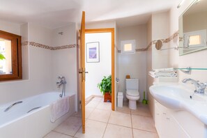 Tina, amenidades de baño gratuitas, secadora de cabello, toallas 