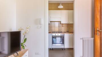Refrigerador, horno, parrilla de estufa y cafetera y tetera