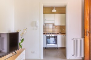 Kylskåp, ugn, spishäll och kaffe- och tebryggare