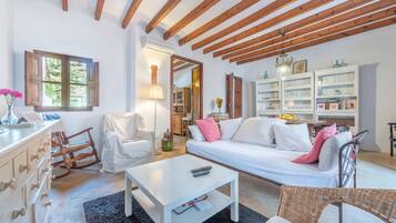 Televisie, een open haard en een stereo