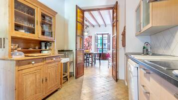 Frigorífico, microondas, horno y placa de cocina