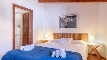 3 bedrooms, desk, iron/ironing board, free WiFi