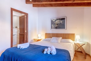 3 bedrooms, desk, iron/ironing board, free WiFi