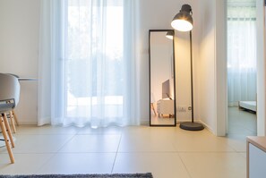 2 bedrooms, free WiFi, bed sheets - Modern and with Pool - Apartment Baseventuno 1 (Sirmione)