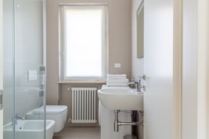 Shower, hair dryer, towels - Modern and with Pool - Apartment Baseventuno 1 (Sirmione)