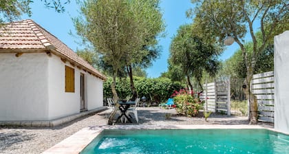 Studio 'Casita Estudio El Castaño' with Private Pool, Terrace & Wi-Fi