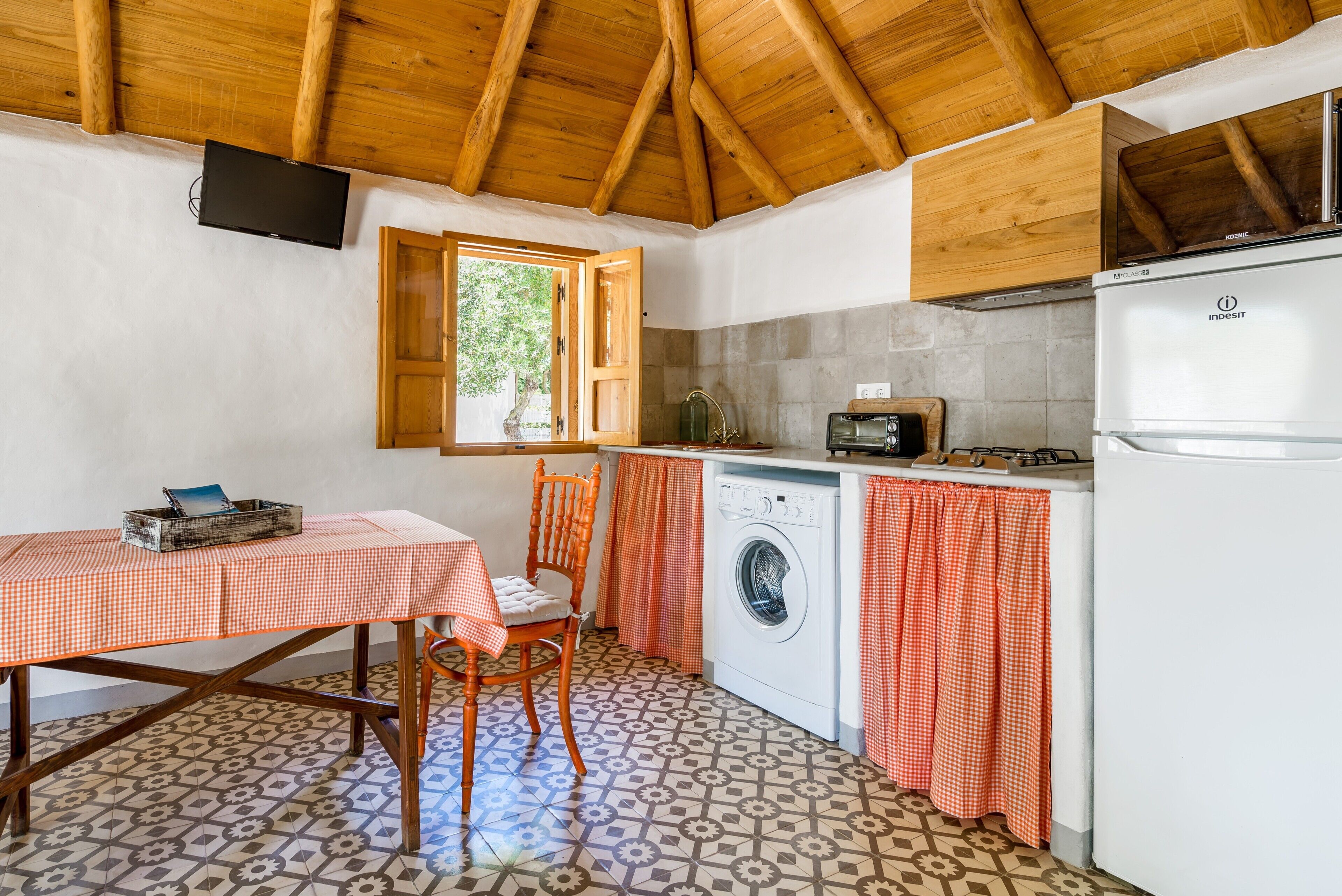 Kylskåp, mikrovågsugn, ugn och spishäll