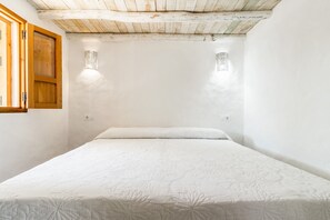 Tabla de planchar con plancha, wifi gratis y ropa de cama 