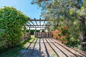 Property grounds - Holiday Home 'El Acebuche' with Private Pool, Terrace & Wi-Fi (El Palmar, Vejer de la Frontera)