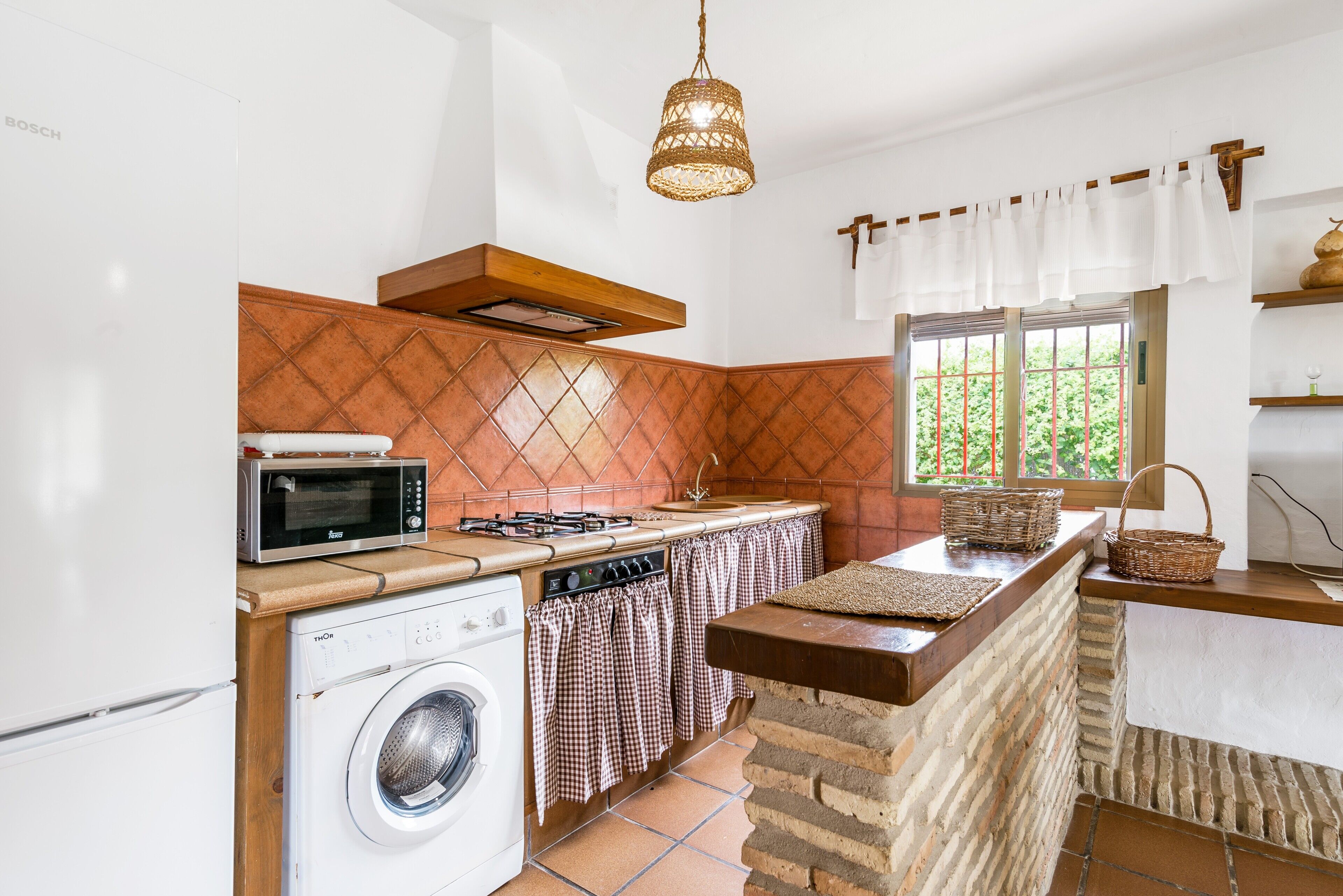 Jääkaappi, mikroaaltouuni, uuni, liesi