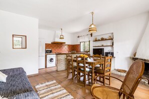TV, fireplace, stereo - Holiday Home 'El Madroño' with Shared Pool, Private Terrace & Wi-Fi (El Palmar, Vejer de la Frontera)