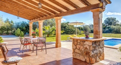 In a peaceful location with pool - Camí d'es Torres