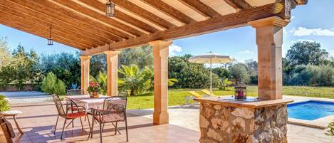 تناول الطعام بالخارج