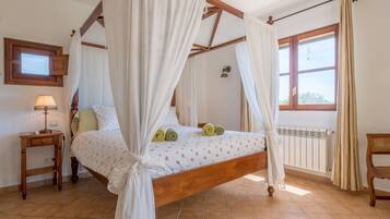 5 bedrooms, iron/ironing board, free WiFi, bed sheets