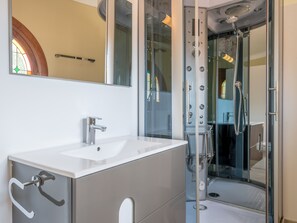 Dusch, gratis toalettartiklar, hårtork och handdukar