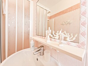 Een douche, een haardroger, handdoeken