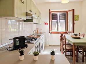 Een koelkast, een oven, een kookplaat, een koffiezetapparaat/waterkoker