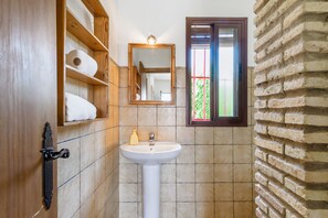 Douche, séchoir à cheveux, serviettes fournies