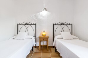 2 bedrooms, iron/ironing board, free WiFi, bed sheets - Casa Vacacional 'El Olivo' con Piscina Compartida, Terraza Privada y Wi-Fi (El Palmar, Vejer de la Frontera)