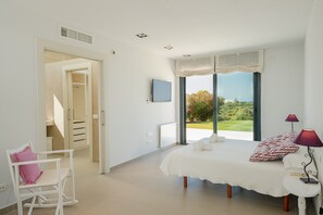 5 bedrooms, iron/ironing board, free WiFi, bed sheets