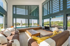 Televisión, reproductor de DVD y estéreo 