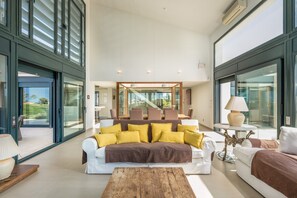 Televisión, reproductor de DVD y estéreo 