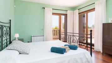 4 habitaciones, tabla de planchar con plancha y wifi gratis