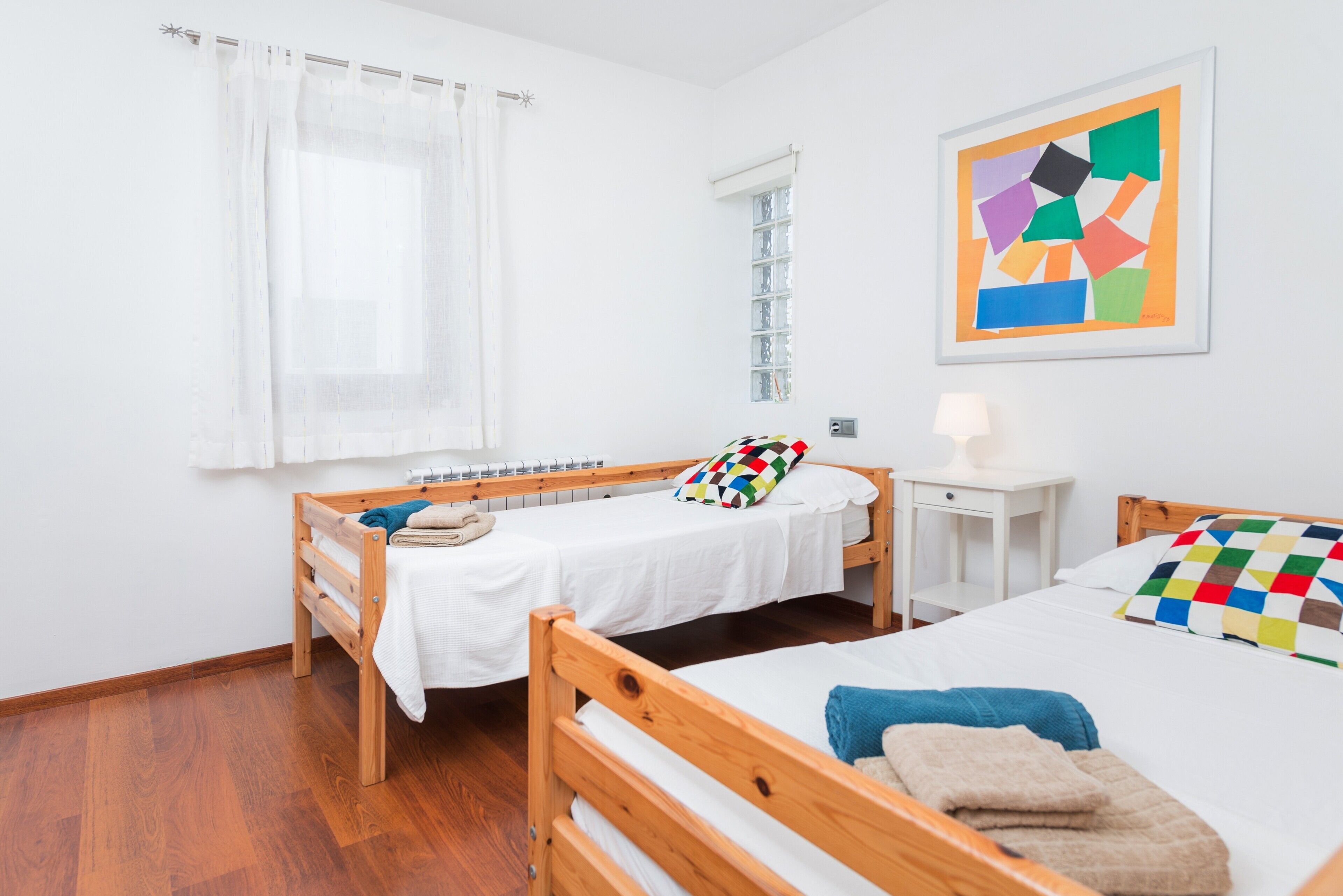 4 slaapkamers, een strijkplank/strijkijzer, gratis wifi, beddengoed