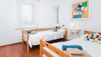 4 slaapkamers, een strijkplank/strijkijzer, gratis wifi, beddengoed