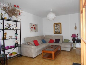 TV, DVD player, livros, aparelho de som