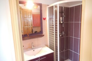 Combined shower/tub, hair dryer, towels, toilet paper -  Estartit, Typical independent house by the sea, private pool, garden   (Torroella de Montgrí)