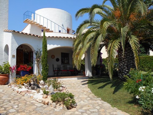  Estartit, Typisches Einfamilienhaus am Meer, privater Pool, Garten  