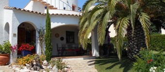  Estartit, Maison typique indépendante en bord de mer, piscine privée, jardin  